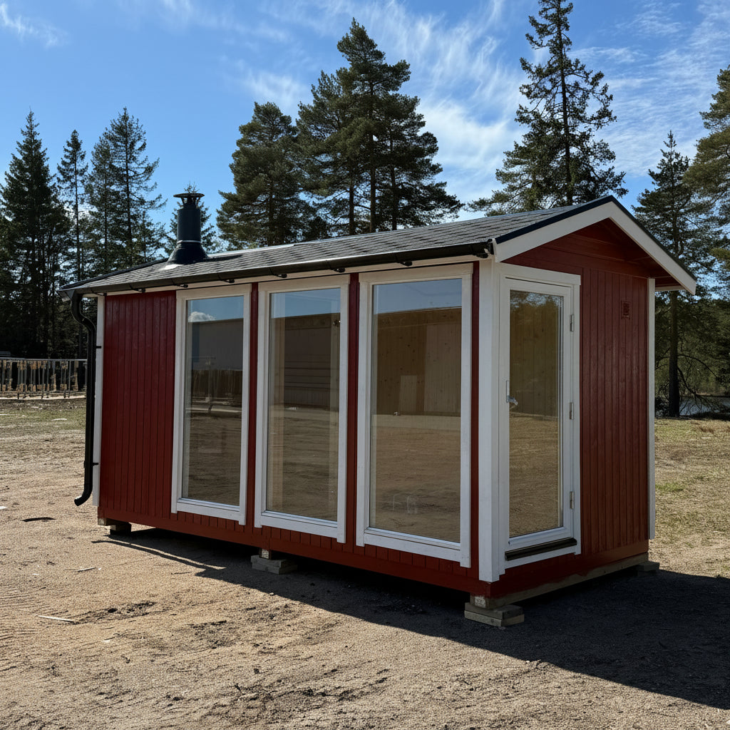 Röd bastustuga med fönster 